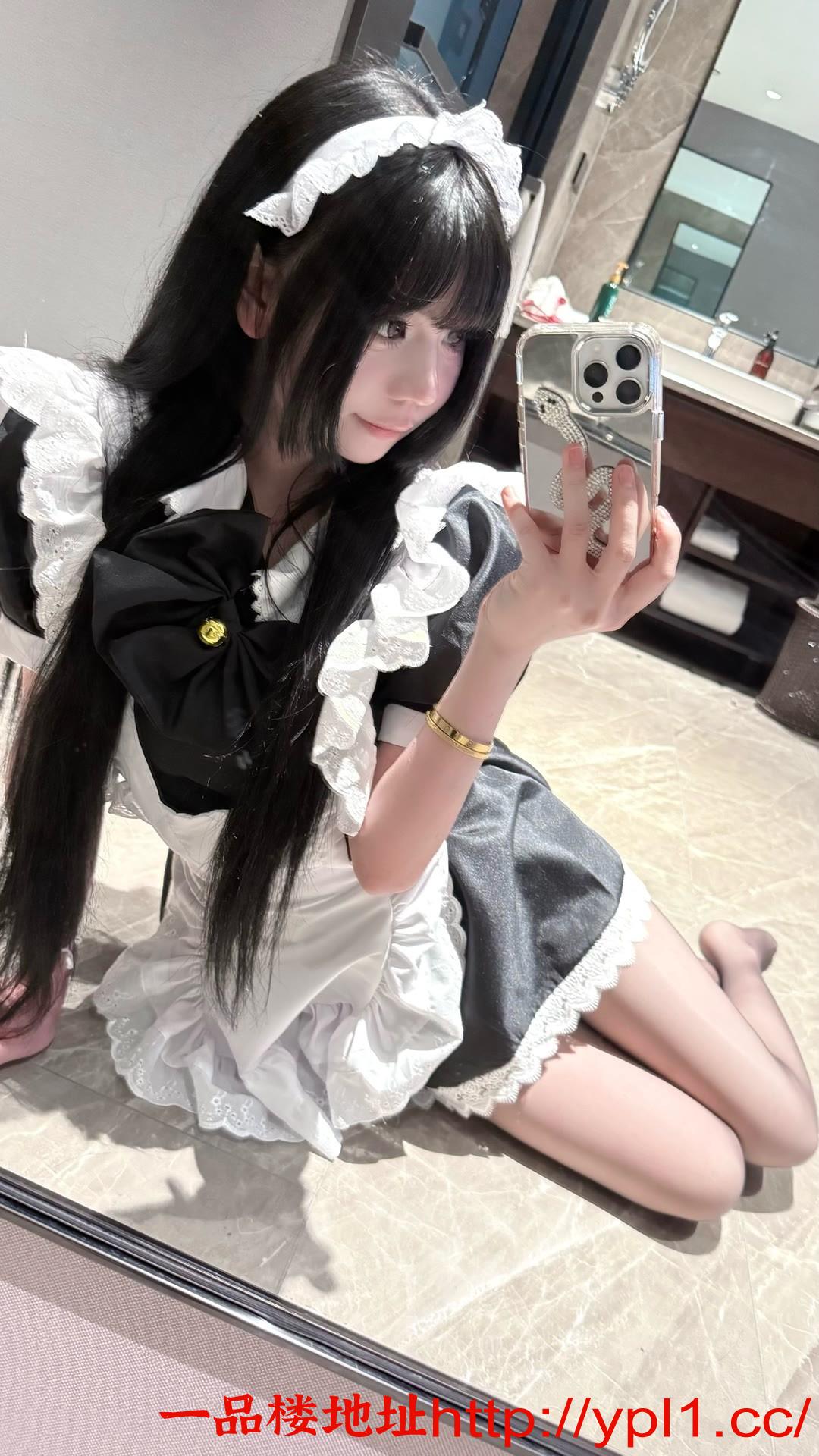 三点粉黑丝萝莉