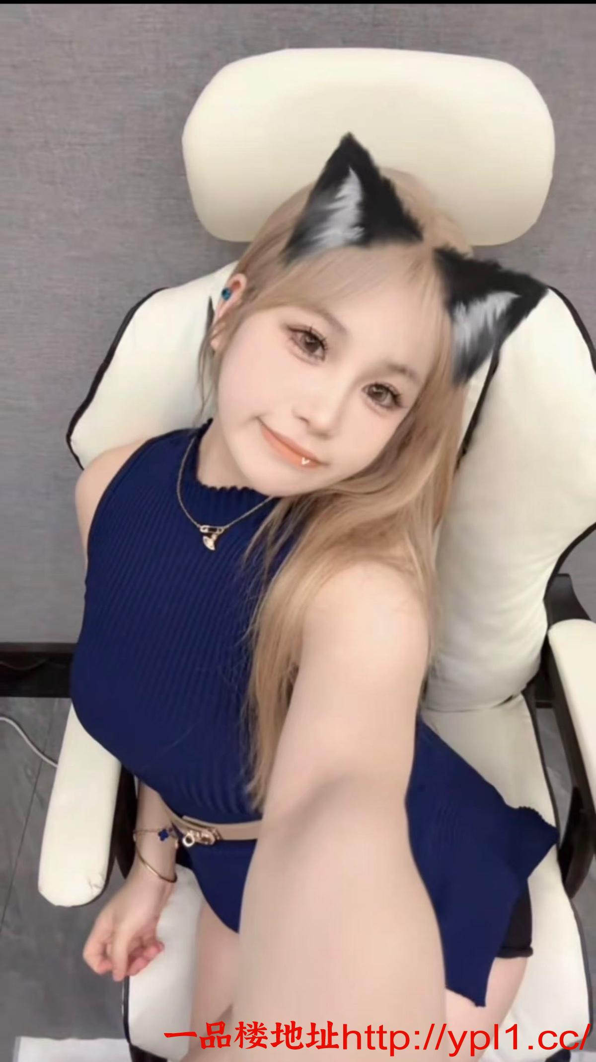 美乳黑丝御姐